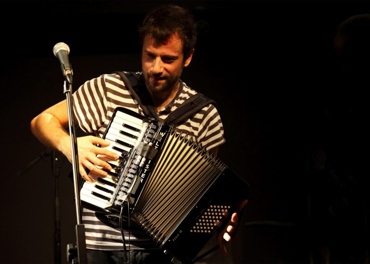 «Πυρετός» για τον Κωστή Μαραβέγια στο θέατρο Φλόκα την Παρασκευή 11 Αυγούστου