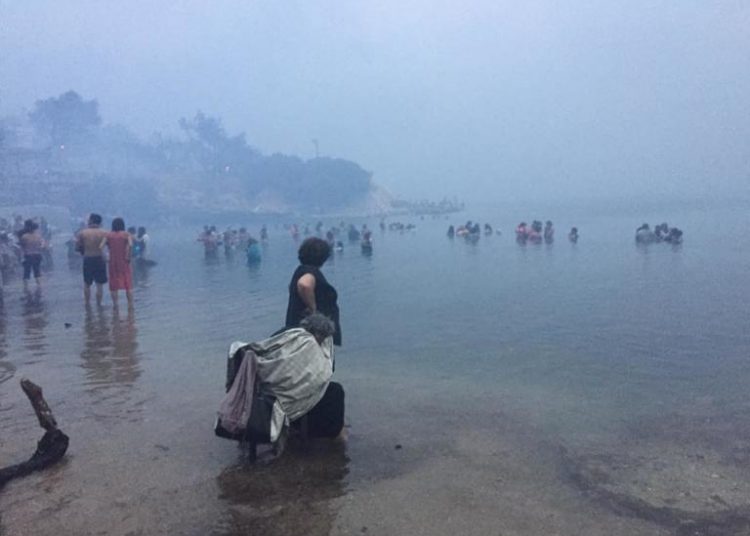 Εικόνες μαχαιριά στο Μάτι! Σαν άλλοι πρόσφυγες στην θάλασσα, για να ξεφύγουν από τις φωτιές!