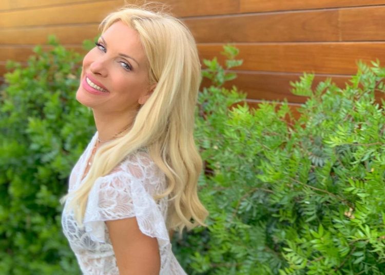 Ελένη Μενεγάκη: Το τραπέζι που διοργάνωσε για τα γενέθλιά της και η οικογενειακή φωτογραφία!