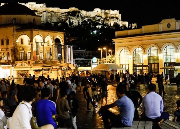 Κορονοϊός: Συνωστισμός στις πλατείες της Αθήνας παρά τα νέα μέτρα