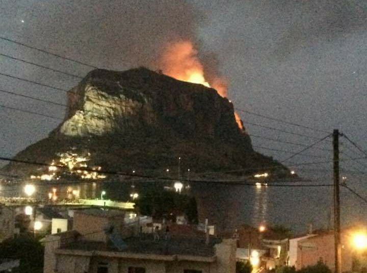 Τους έφυγαν τα βεγγαλικά κι έβαλαν φωτιά στο κάστρο της Μονεμβασιάς!