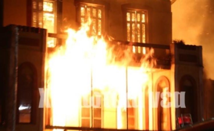 Στις φλόγες το Πολεμικό Μουσείο στα Χανιά – Ολοκληρωτική καταστροφή – Εικόνες σοκ! video