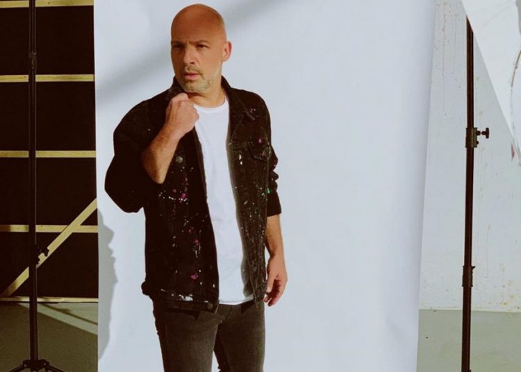 Νίκος Μουτσινάς: Ξεσπά για τις ομοφοβικές δηλώσεις του Πάνου Καλίδη – «Ξαφνικά βρίσκομαι έναν αιώνα πίσω…»