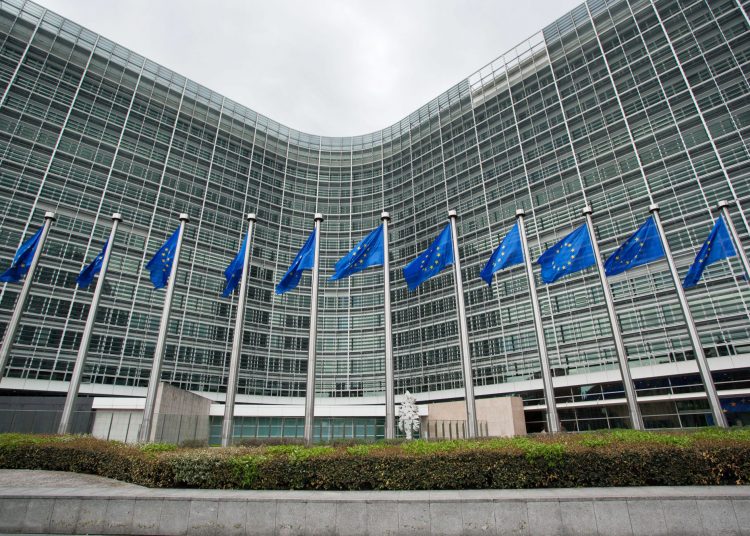 Η Κομισιόν προσλαμβάνει προσωπικό με μηνιαίο μισθό από 2.345€ έως 10.406€