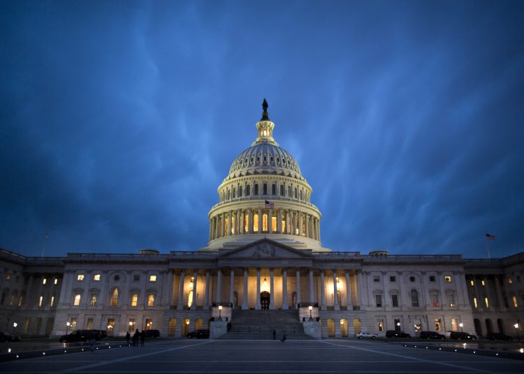 «Τορπίλη» από το Κογκρέσο: Ζητά από το ΔΝΤ να εγκαταλείψει την Ελλάδα