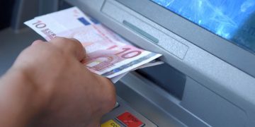 Φόρος στις αναλήψεις μετρητών – Μια ακόμη πρόταση «φωτιά»