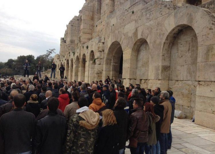 Σόου Σώρρα στην Ακρόπολη: 300 οπαδοί του δίνουν όρκο στο Δία και αφήνουν άφωνους τουρίστες και περαστικούς [photos]
