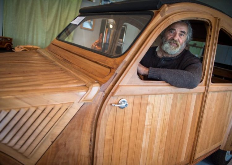 Ενα 2CV από… ξύλο, έτοιμο να τρέξει το καλοκαίρι στους δρόμους