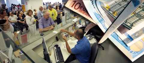 Εγγραφο – φωτιά: Παράνομες οι μειώσεις στις επικουρικές συντάξεις