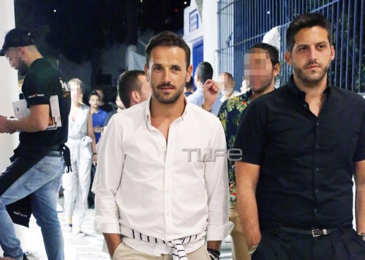 Νίκος Βέρτης: Διακοπές στο νησί των Ανέμων μαζί με φίλους! [pics]