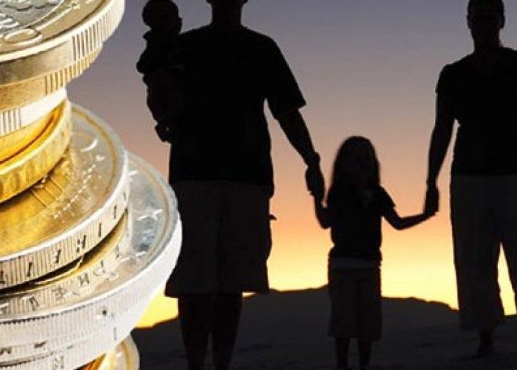 Διάταξη-παγίδα στερεί επιδόματα από χιλιάδες οικογένειες!