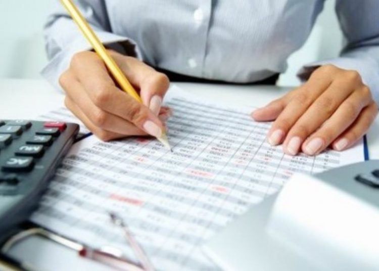 Παγίδα στις φορολογικές δηλώσεις: Πώς χάνουν επιδόματα και εκπτώσεις οικογένειες με ενήλικα παιδιά