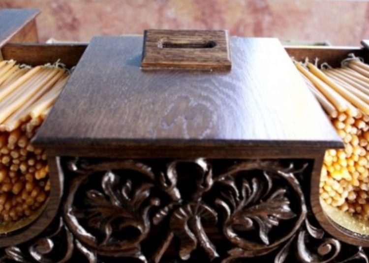 Ρίχνουν κουμπιά και δραχμές στα παγκάρια των εκκλησιών – Μέχρι και 60% μειώθηκαν τα έσοδα των εκκλησιών