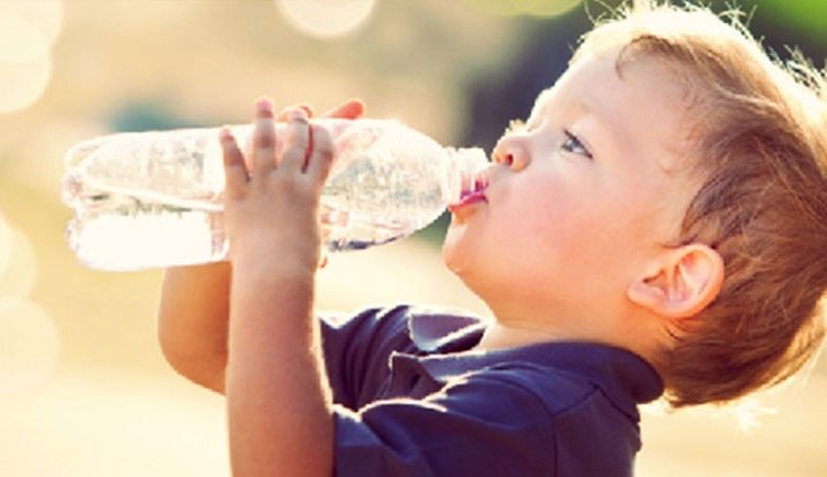 Να γιατί το παιδί πρέπει να πίνει πολύ νερό!