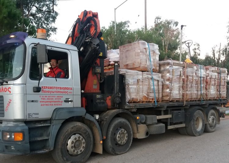 Λαντζόι Ηλείας: Δωρεά της Παναγιωτόπουλος Κεραμοτουβλοποιϊα στην πυρόπληκτη οικογένεια