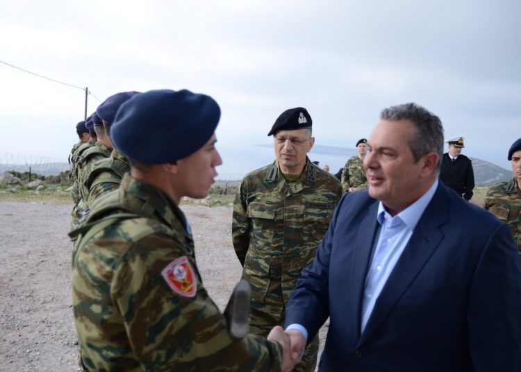 Ο φαντάρος από τον Πύργο που υποδέχτηκε στο Αγαθονήσι τον Καμμένο (video)