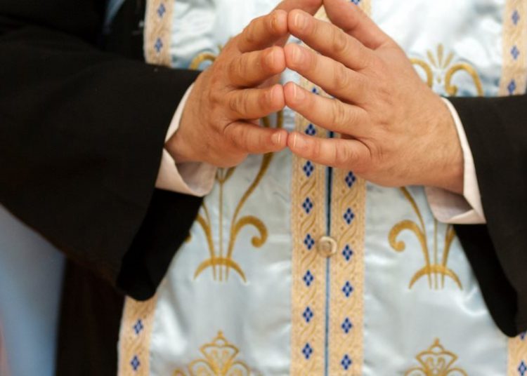 Το ράσο δεν κάνει τον παπά! Σοκ για δεκάδες ζευγάρια, άκυροι οι γάμοι τους!