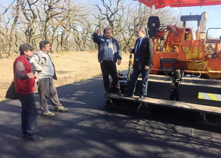 Στην Φολόη Ηλείας ο Περιφερειάρχης Απόστολος Κατσιφάρας για τις εργασίες συντήρησης του οδικού δικτύου