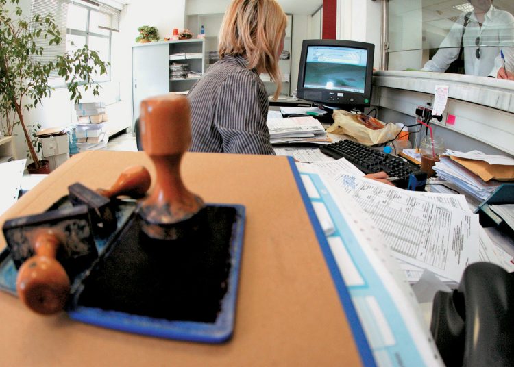 Δημόσια υπάλληλος κατέθεσε πλαστά πτυχία και προήχθη σε προϊσταμένη