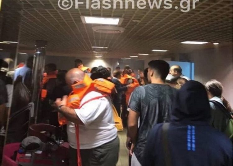 Φωτιά στο πλοίο «Ελευθέριος Βενιζέλος»: Έφτασαν σώοι στον Πειραιά οι επιβάτες – video