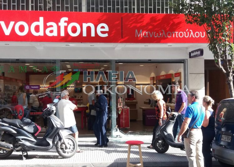 Μηχανάκι εισέβαλε στο κατάστημα της Vodafone στον Πύργο