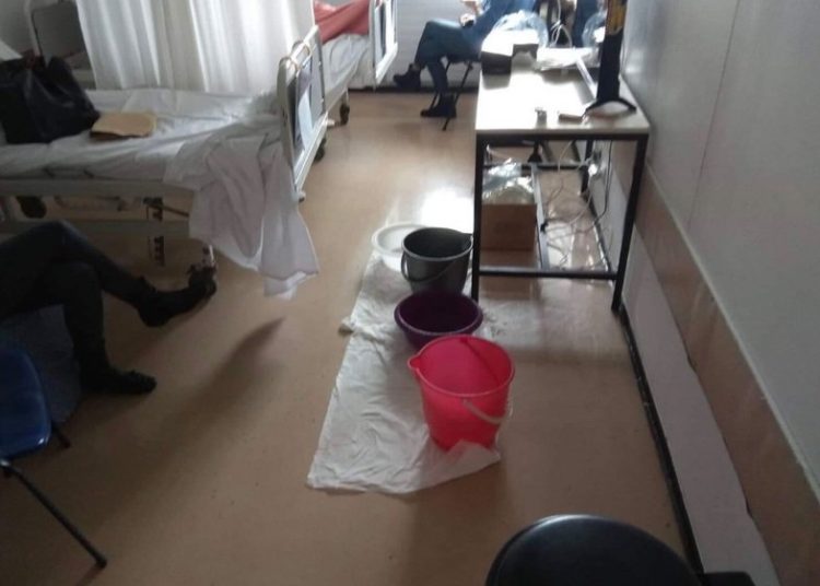 Έπεσε ψευδοροφή στο νοσοκομείο του Ρίου και μάζευαν το νερό με κουβάδες