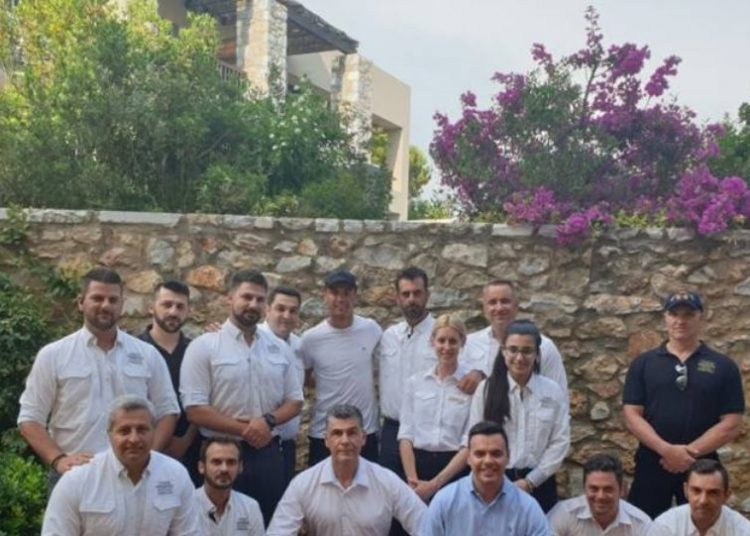 Ρονάλντο: Η αναμνηστική φωτογραφία με τους εργαζομένους στο «Costa Navarino»