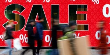 Το εορταστικό ωράριο τελειώνει, οι χειμερινές εκπτώσεις ξεκινούν