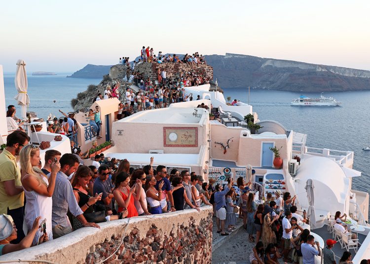 Η Σαντορίνη δοκιμάζει τις αντοχές της