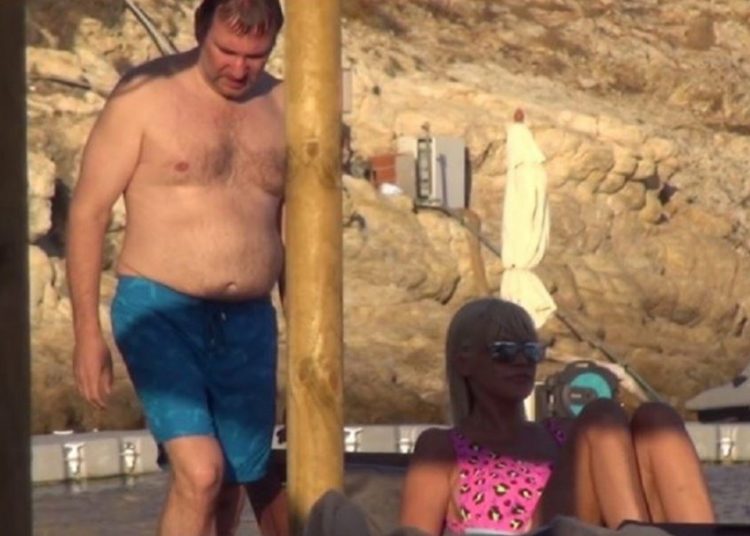 Σάσα Σταμάτη – Παύλος Βαρδινογιάννης: Οι βουτιές τους σε παραλία της Μυκόνου [video]