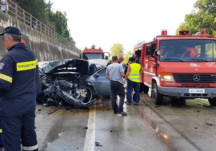 Δυο νεκροί στο τροχαίο στην Πατρών Πύργου – Εμπλοκή τριών οχημάτων- Ελαφρά τραυματίας μια έγκυος- ΦΩΤΟ