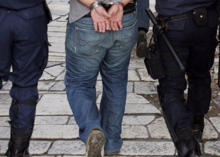 Ηλεία: Σύλληψη 2 ατόμων για κατοχή ναρκωτικών και παράνομη  οπλοκατοχή. Είχαν 21 κινητά!