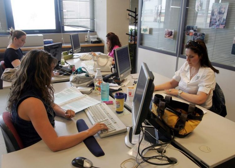 Απόφαση «βόμβα» για συμβασιούχους των δήμων