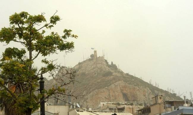 Καιρός: Μουντό σκηνικό με αφρικανική σκόνη, συννεφιά και βροχές η Δευτέρα