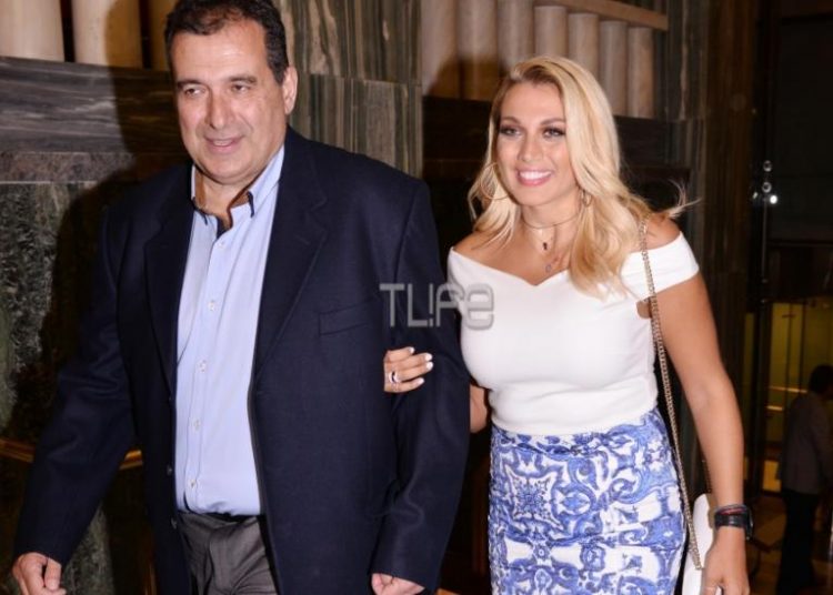 Κωνσταντίνα Σπυροπούλου: Στο θέατρο συνοδευόμενη από τον μπαμπά της