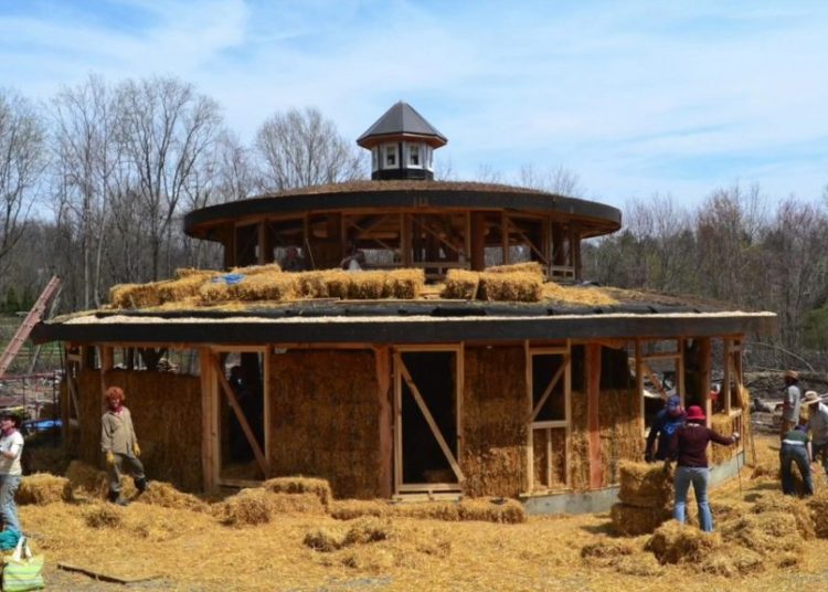 Στην Ευρώπη αντικαθιστούν τα κλιματιστικά με… άχυρο
