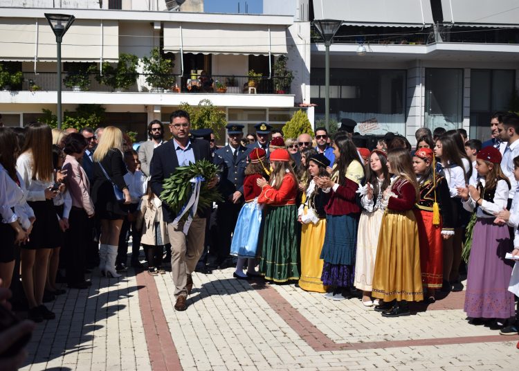 Παρουσία του υποψήφιου δημάρχου Γιάννη Λέντζα στη μαθητική παρέλαση στη Βάρδα Ηλείας
