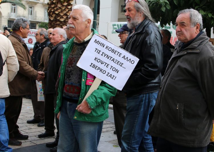 Αρμαγεδδών στις συντάξεις – Κόβονται ακόμη και αυτές των 500 ευρώ – Αναλυτικά παραδείγματα
