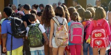 Βαριές σχολικές τσάντες – τι κινδύνους “κουβαλάνε”