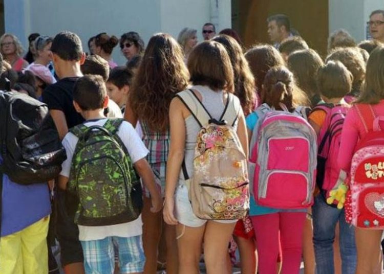 Βαριές σχολικές τσάντες – τι κινδύνους “κουβαλάνε”