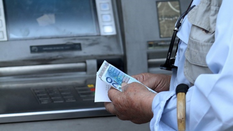 Νέες ημερομηνίες για την καταβολή των συντάξεων Απριλίου – Νωρίτερα για ΟΓΑ και ΟΑΕΕ