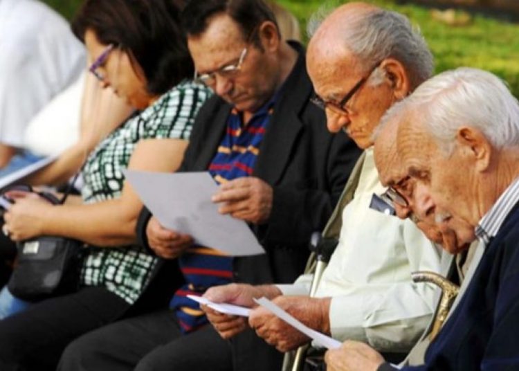 Αυξήσεις σε 465.000 επικουρικές – Ποιους αφορά