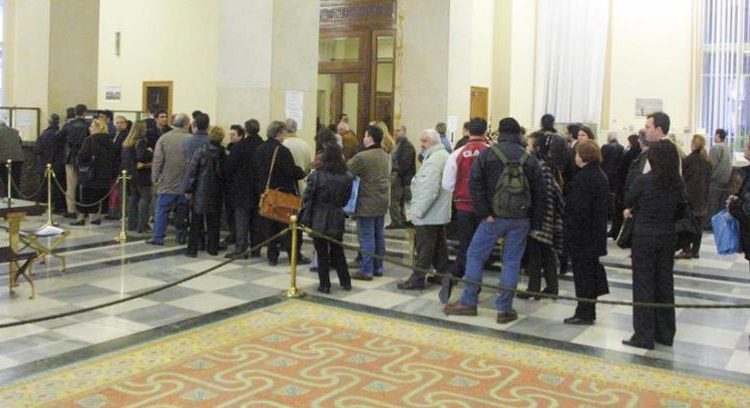 ΣΤΕΓΝΩΝΟΥΝ ΤΑ ΓΚΙΣΕ – «Χάθηκαν» καταθέσεις 4 δισ. ευρώ από τις τράπεζες