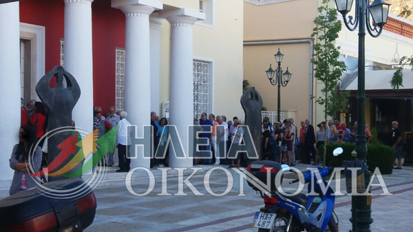 ΠΥΡΓΟΣ: Τεράστιες ουρές στις Τράπεζες για τις συντάξεις (και το ΚΕΑ)