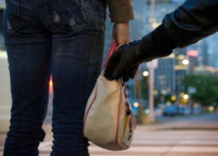 Πύργος: Νεαροί χτύπησαν και έκλεψαν κοπέλα στην μέση του δρόμου