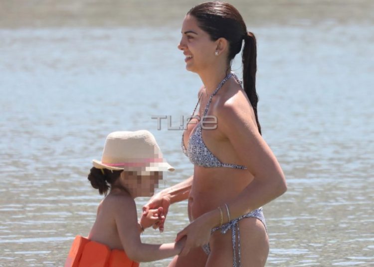 Σταματίνα Τσιμτσιλή: Η άψογη σιλουέτα με μαγιό και τα παιχνίδια με την κόρη στην παραλία! [pics]