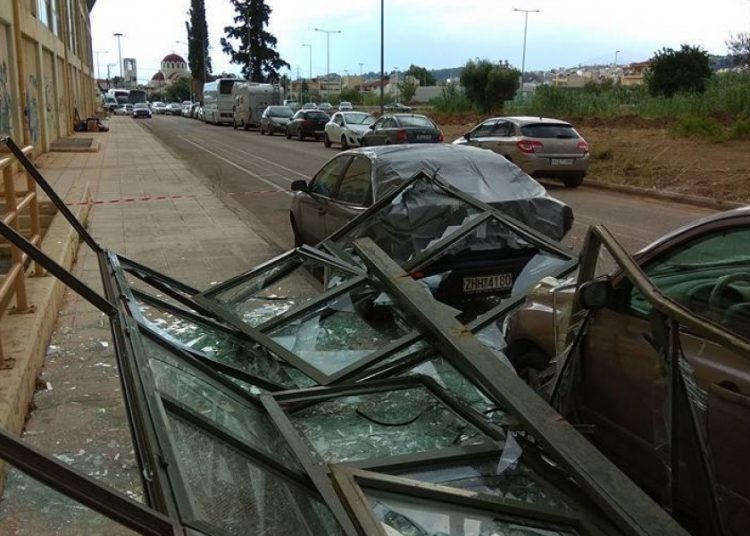 Πάτρα: Πανικός από πτώση τζαμαρίας σε κολυμβητήριο κατά τη διάρκεια αγώνων!