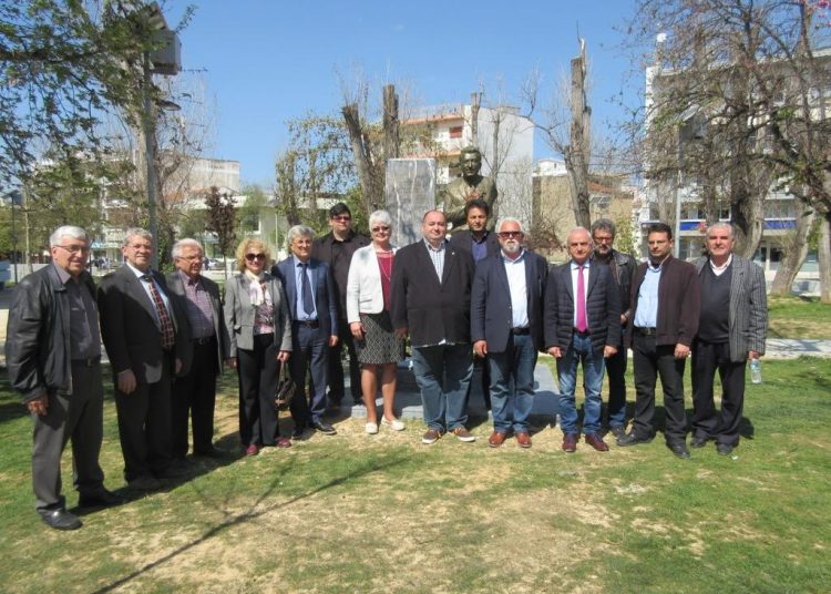 Κατάθεση στεφάνων Ούγγρων στο μνημείο Μπελογιάννη