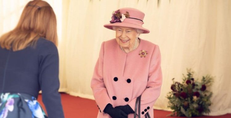Η πρώτη εμφάνιση της 94χρονης Ελισάβετ, ύστερα από 7 μήνες -Χωρίς μάσκα η βασίλισσα [εικόνες]