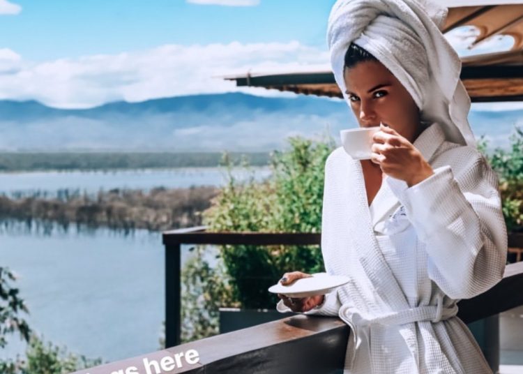 Χριστίνα Μπόμπα: Το ταξίδι στην Αφρική με την κουμπάρα της συνεχίζεται!